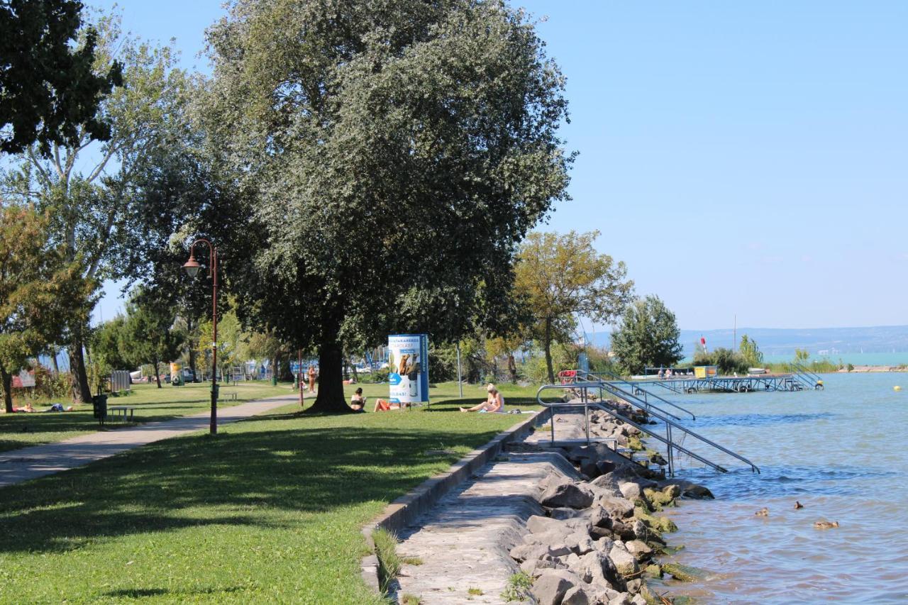 Appartamento Nella Apartman Siófok Esterno foto